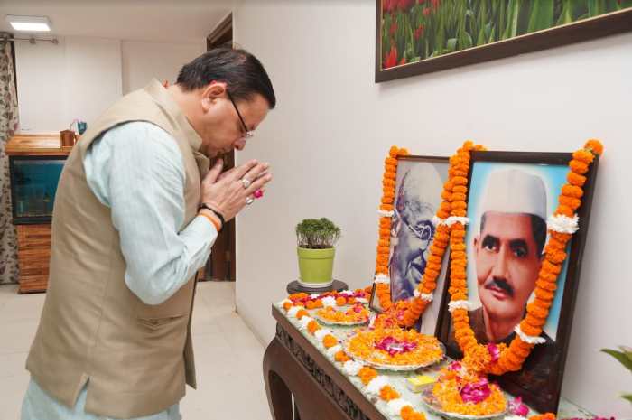 राष्ट्रपिता महात्मा गांधी और पूर्व प्रधानमंत्री लाल बहादुर शास्त्री को श्रद्धा सुमन अर्पित कर श्रद्धांजलि दी CM धामी ने