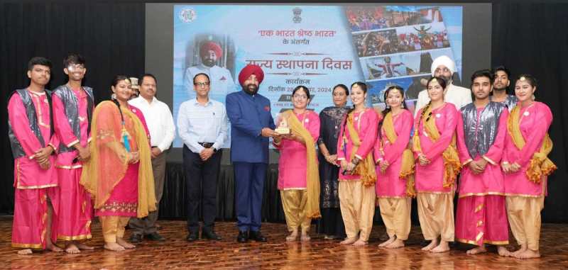 राजभवन में विभिन्न राज्यों और केंद्र शासित प्रदेशों का स्थापना दिवस मनाया गया