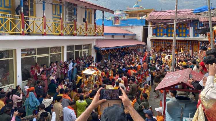 बाबा केदारनाथ की पंचमुखी डोली शीतकालीन गद्दीस्थल श्री ओंकारेश्वर मंदिर उखीमठ पहुंची, डोली यात्रा मार्ग एवं एवं श्री ओंकारेश्वर मंदिर उखीमठ में डोली का भब्य स्वागत