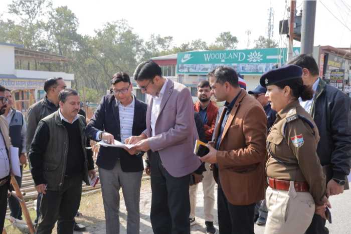 मसूरी बाईपास एवं आशारोड़ी-झाझरा निर्माण कार्यों के नक्शे का अवलोकन करते हुए एन एच के अधिकारियों को दिए तेजी लाने के निर्देश