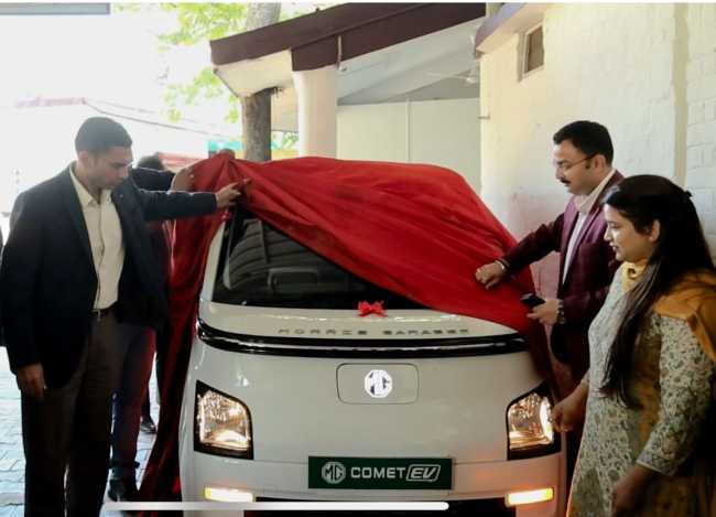 देहरादून : जिलाधिकारी सविन बंसल ने बुजुर्ग एवं दिव्यांग जनों की सहायतार्थ वाहन ‘‘सारथी’’ का विधिवत् शुभारंभ किया