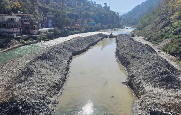 चमोली: थराली नगर की सुरक्षा को लेकर पिंडर नदी में  रिवर ड्रेजिंग के कार्य हुए शुरु