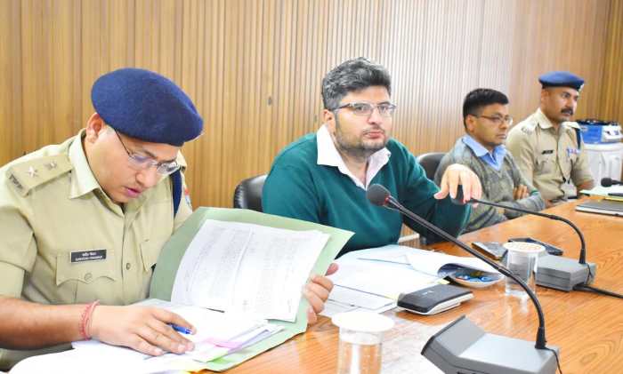 चमोली : चारधाम यात्रा के सफल संचालन को लेकर जिलाधिकारी संदीप तिवारी ने यात्रा से जुड़े सभी हितधारकों के साथ बैठक की