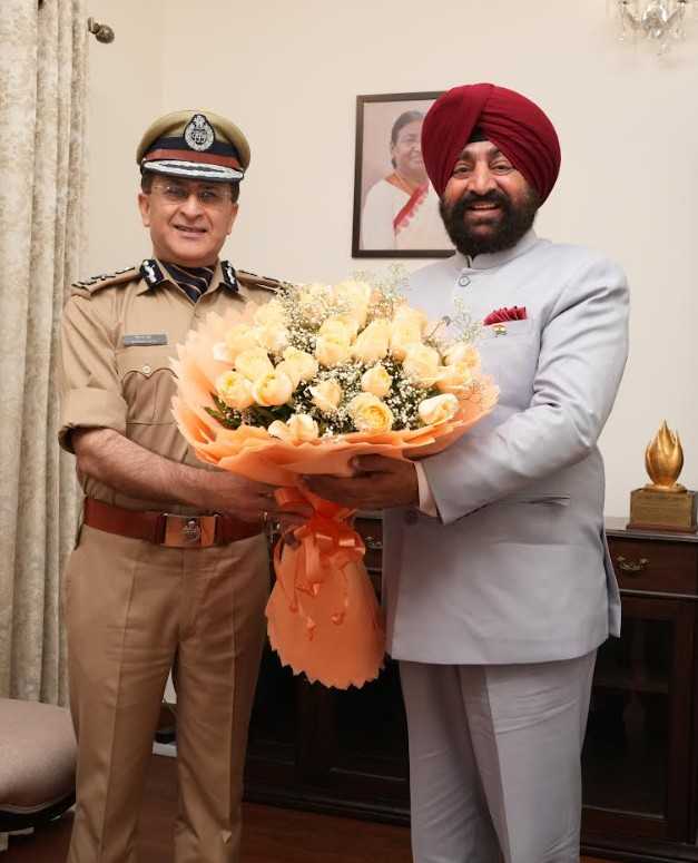 राज्यपाल से राजभवन में पुलिस महानिदेशक दीपम सेठ ने भेंट की
