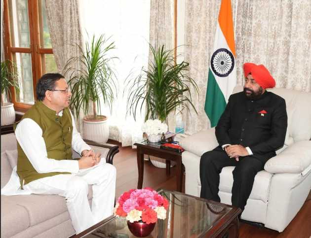 राज्यपाल से राजभवन में मुख्यमंत्री पुष्कर सिंह धामी ने शिष्टाचार भेंट की
