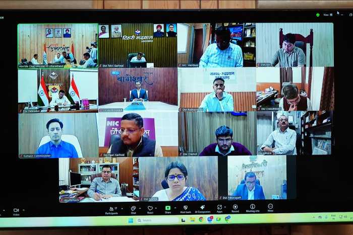 CM धामी ने जिलाधिकारियों को दिए निर्देश- जनसेवाओं में सुधार, सड़कों की मरम्मत, पेयजल आपूर्ति व वन अग्नि नियंत्रण पर दिया जाए विशेष जोर