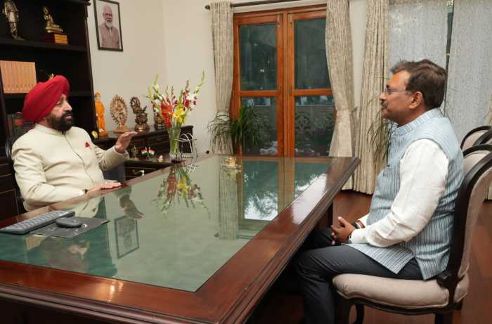 राज्य के नवनियुक्त मुख्य सचिव आनन्द बर्द्धन ने शिष्टाचार भेंट की राज्यपाल गुरमीत सिंह से